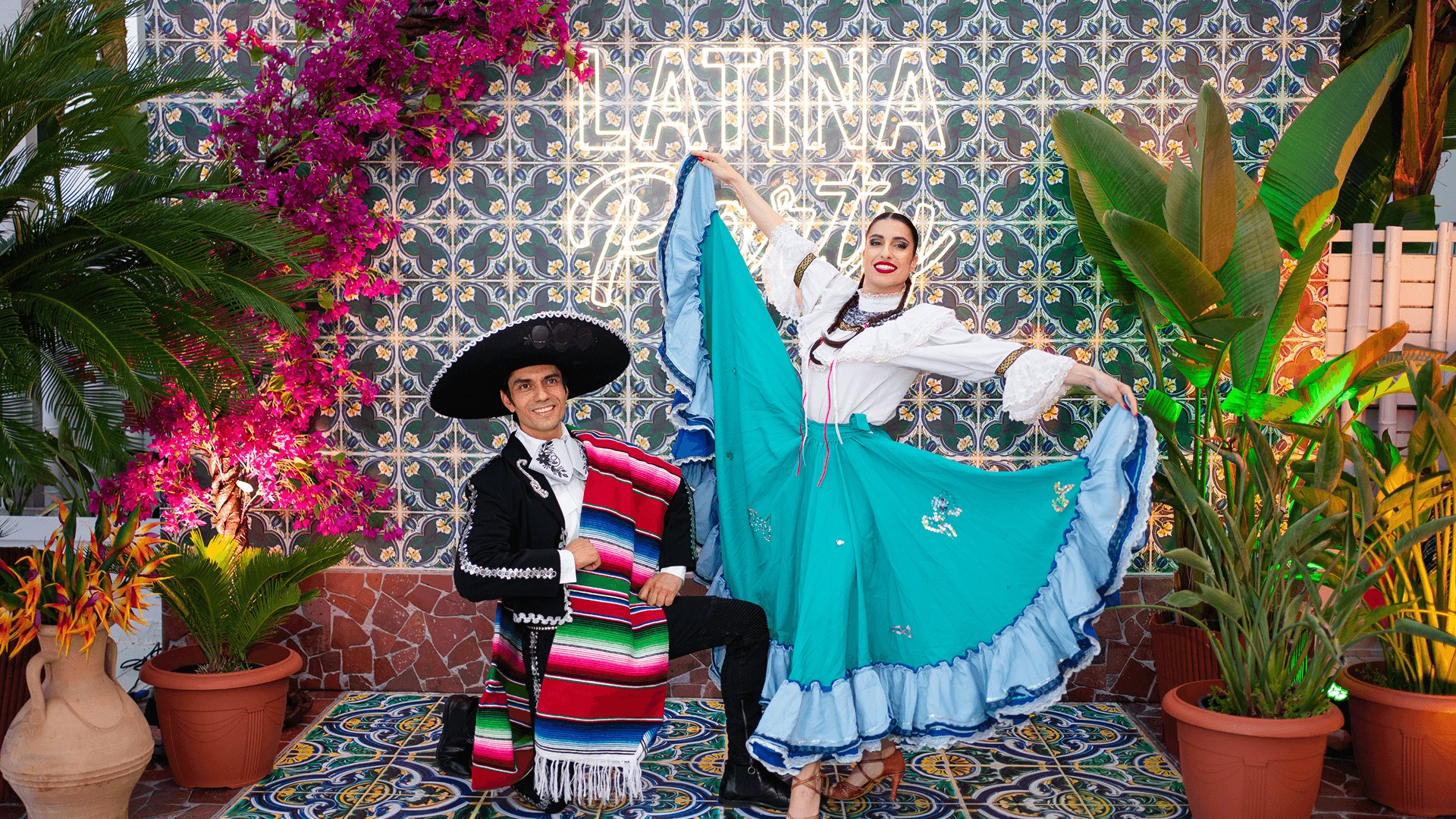 Танцоры в национальных костюмах на вечеринке в стиле Latina Party на Кипре