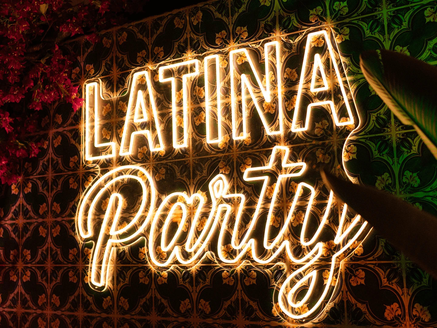 Неоновая вывеска Latina Party на фоне узорной плитки на тематической вечеринке на Кипре