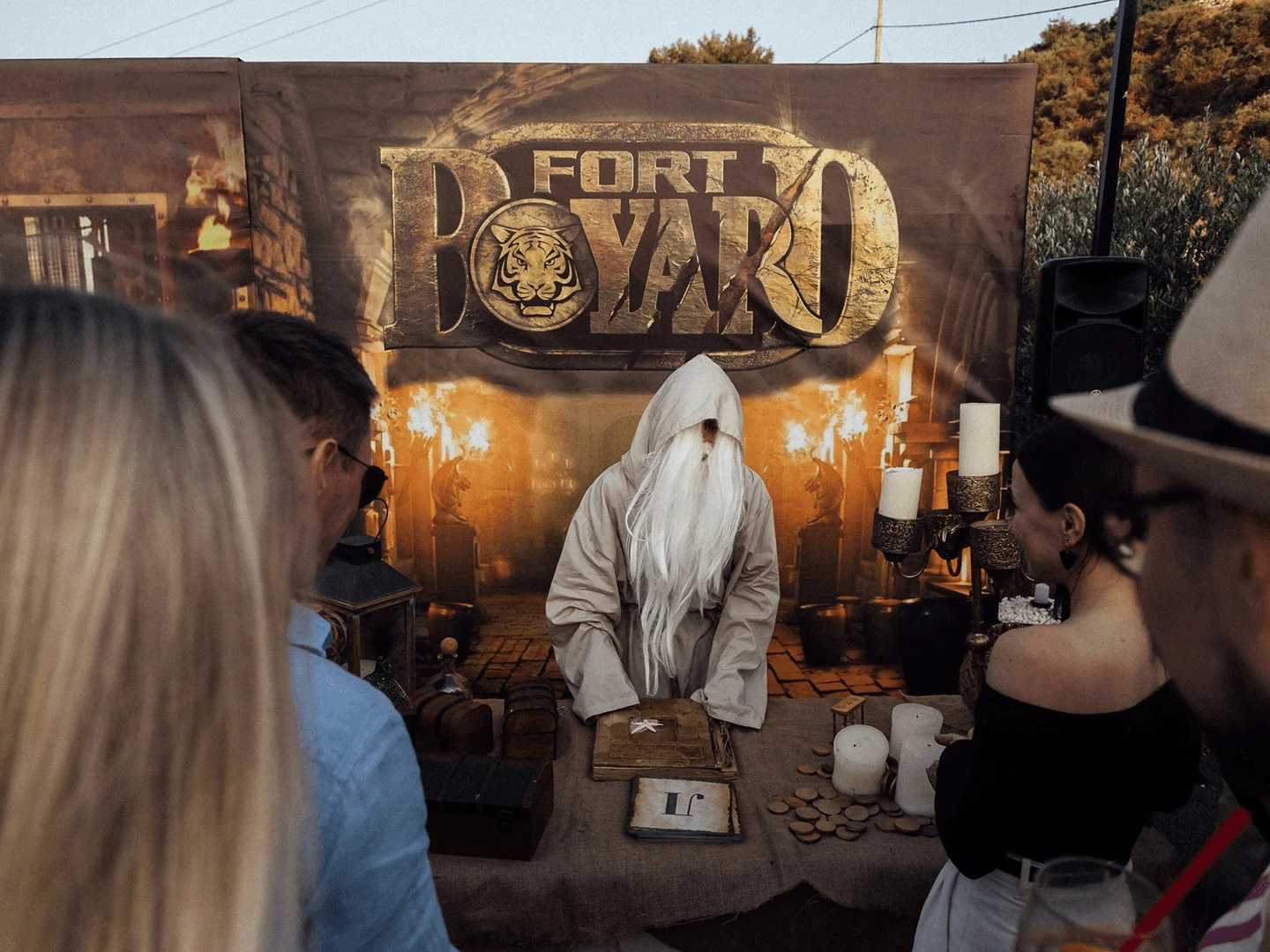 Тематическая зона Fort Boyard со старцем-ведущим на командном квесте в Лимасоле