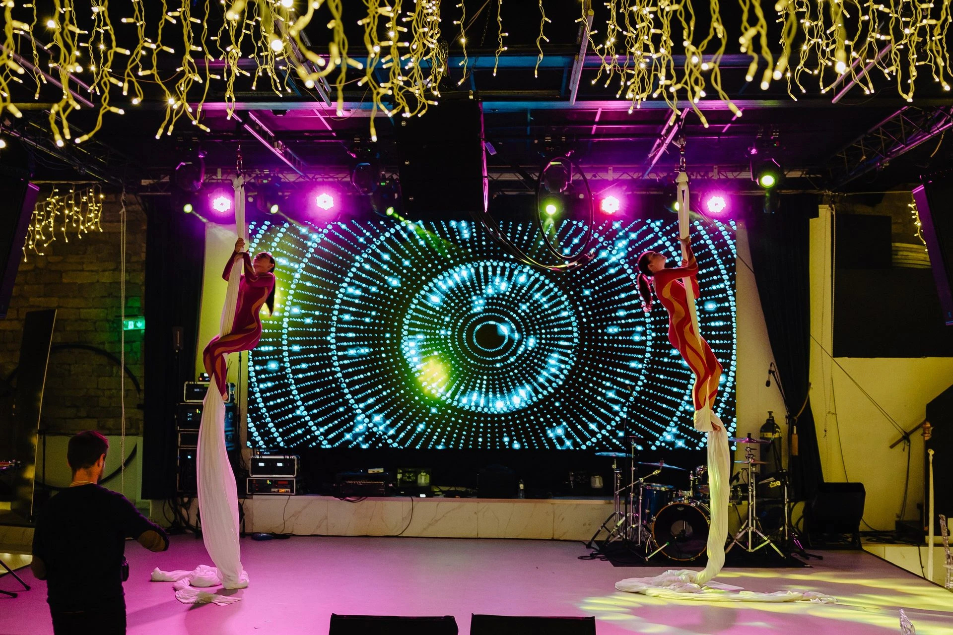 Акробаты на фоне LED-экрана на корпоративе